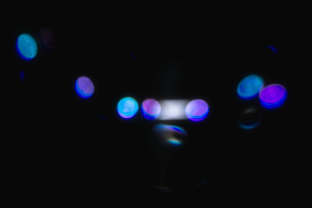 Neon lens flare blue light overlay effect psd on black background 