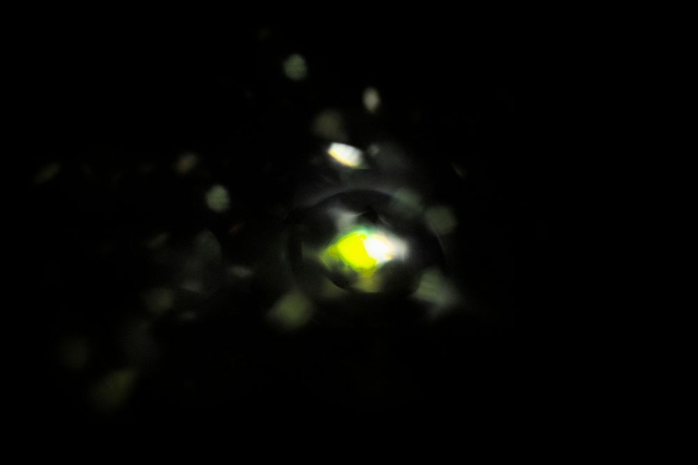 Neon lens flare green light overlay effect psd on black background 