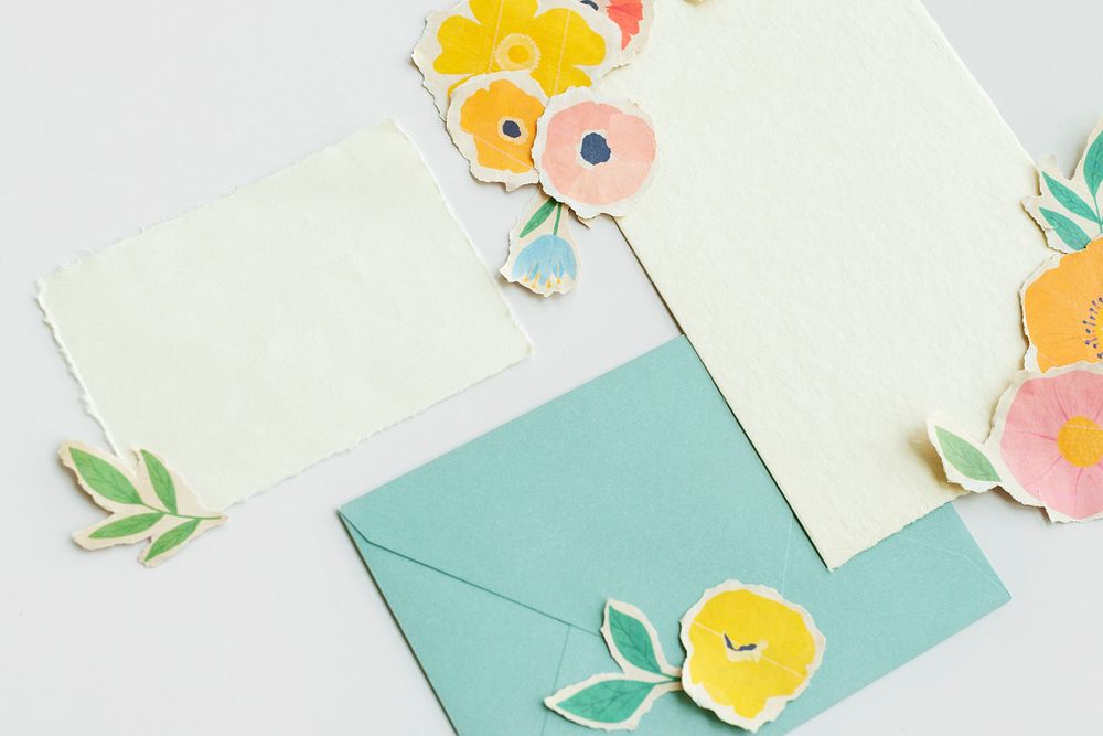 Blank paper notes with paper craft flowers