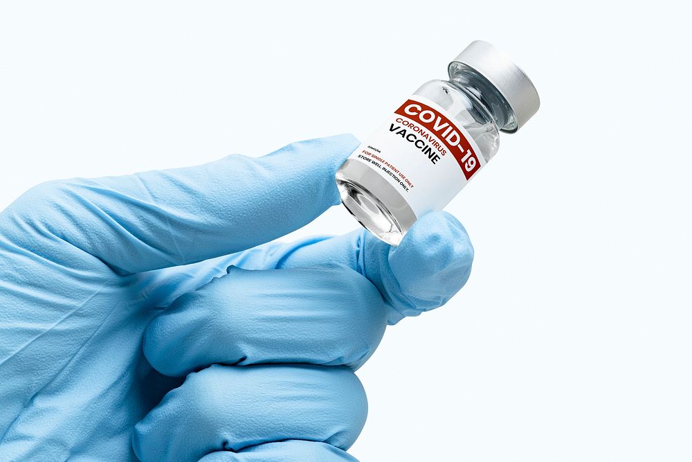 Medicine vial label mockup for COVID-19 psd in scientist's hand
