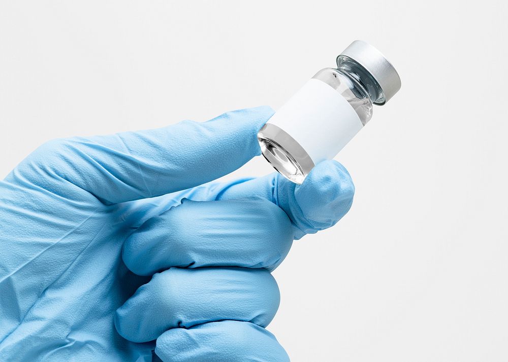 Injection bottle with label mockup psd in doctor's hand