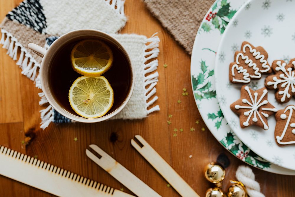 Warm lemon tea by a plate of gingerbread cookies