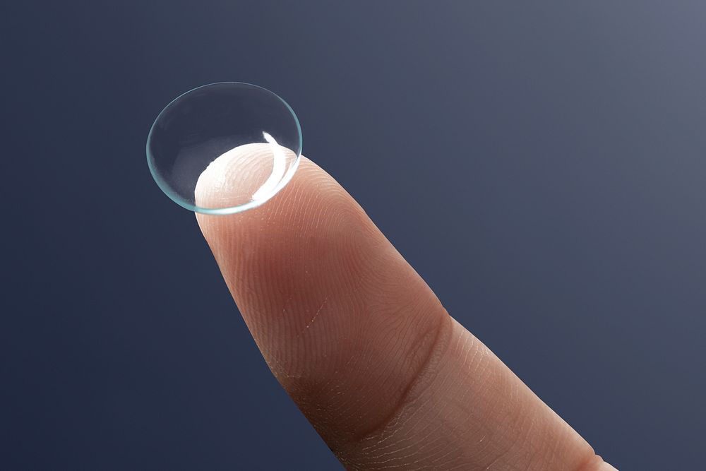 Smart contact lens psd on fingertip new tech