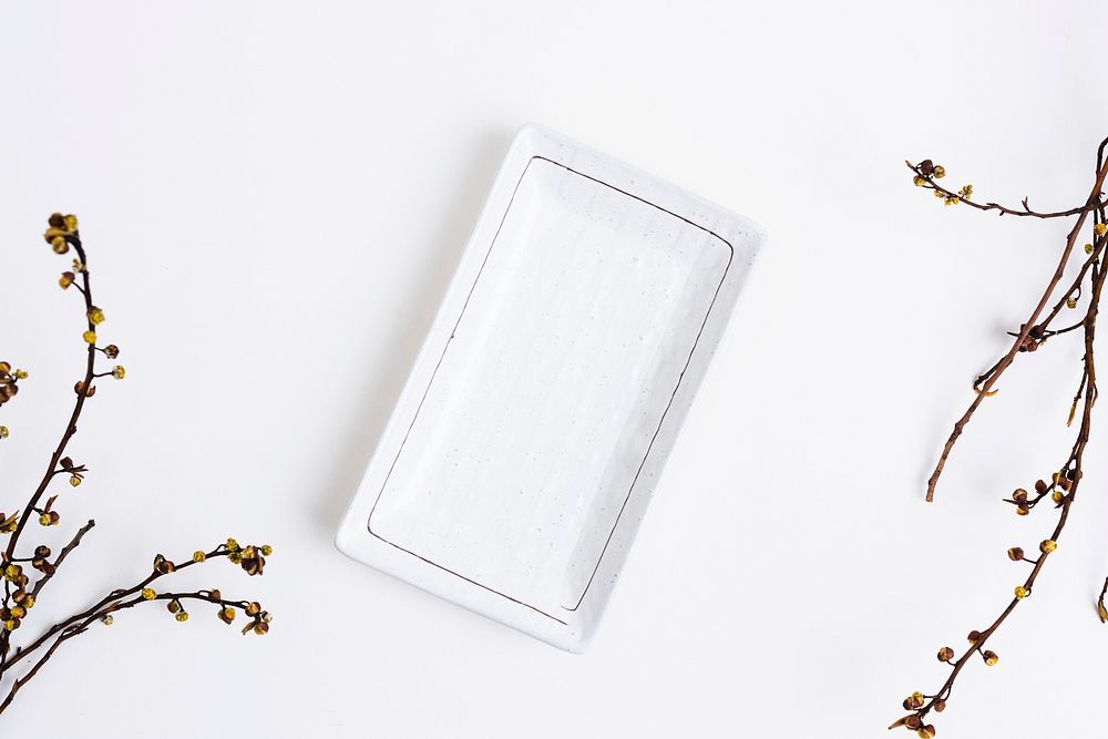 Plain plate psd mockup in flat lay style with dried flowers