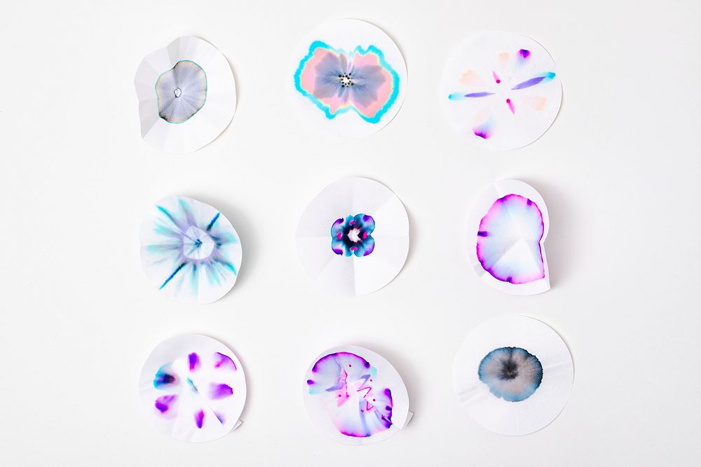 Aesthetic chromatography art on round papers