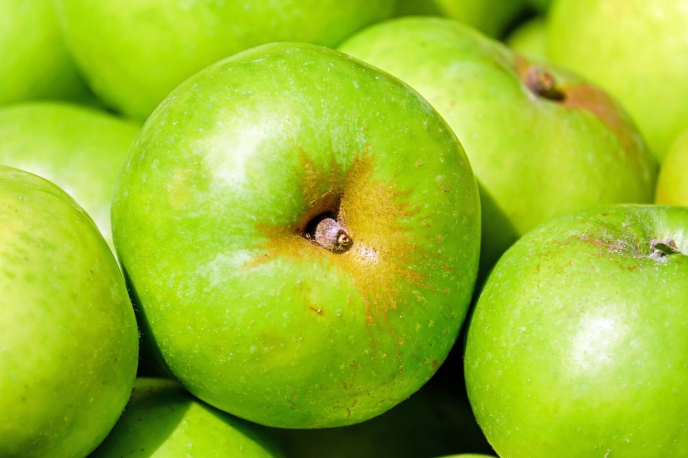 Free green apple image, public domain fruit CC0 photo.