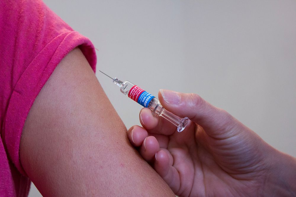 Free needle vaccination image, public domain CC0 photo.