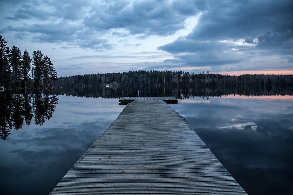 Dark lake view, free public domain CC0 photo