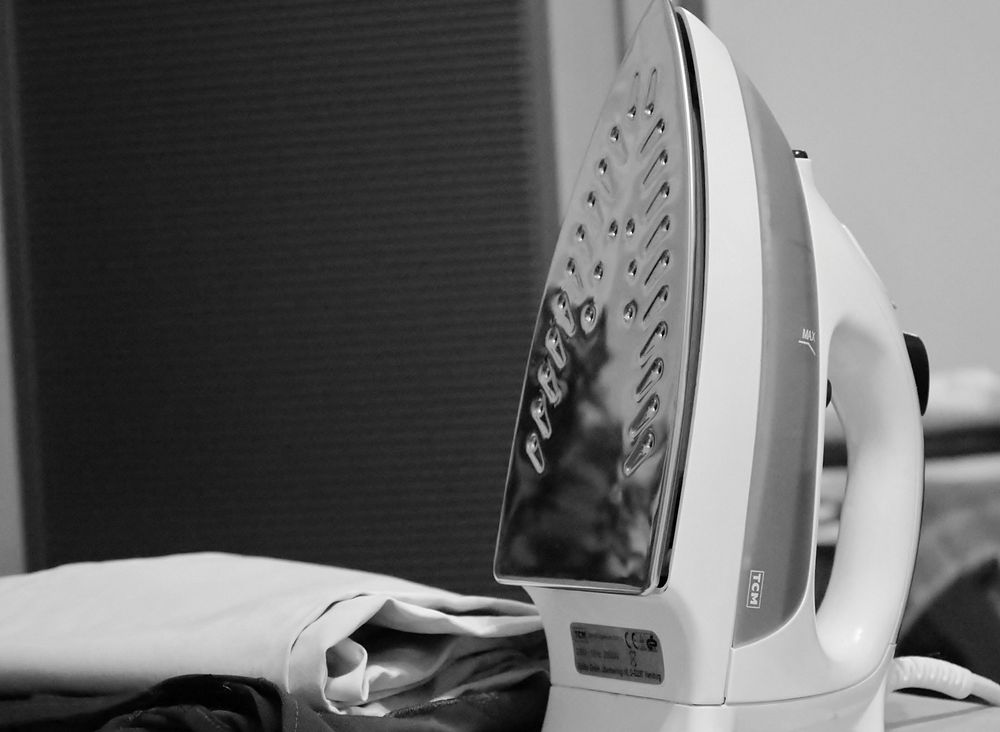 Electronic ironing machine, free public domain CC0 photo
