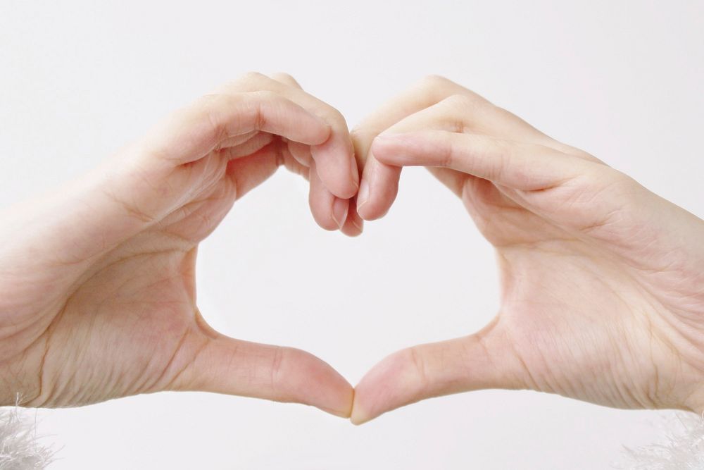 Free hand showing heart gesture image, public domain CC0.