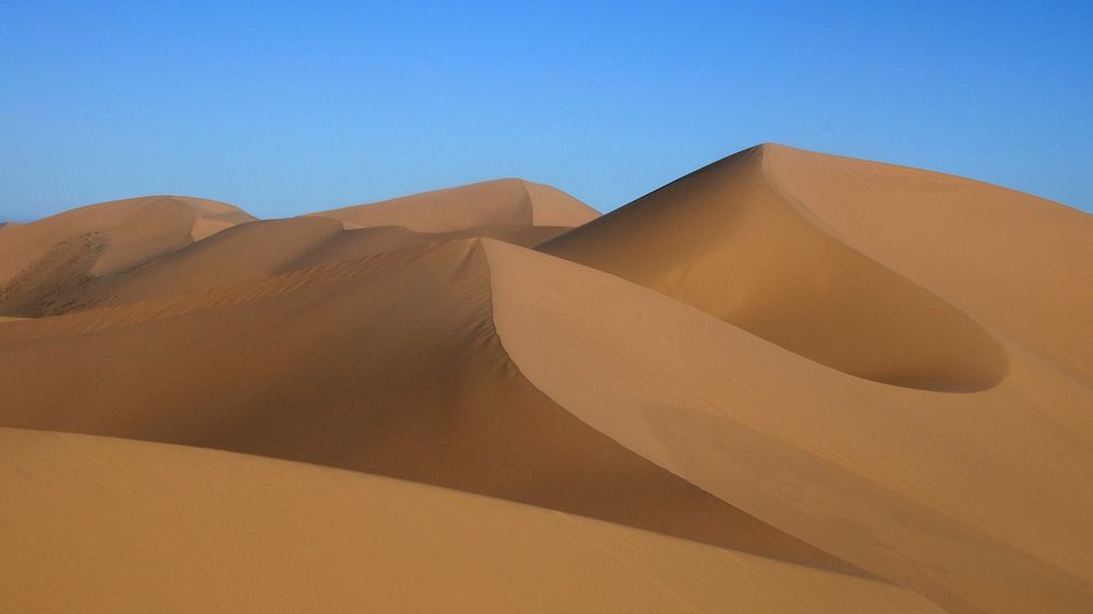 Smooth desert landscape, free public domain CC0 photo