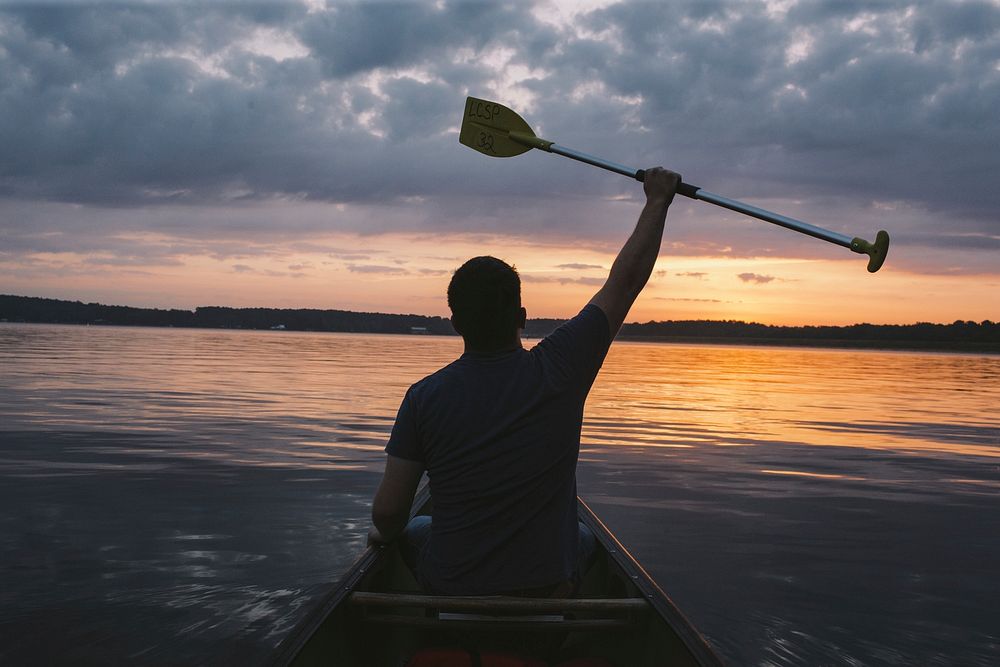 Man holding boat paddle, free public domain CC0 photo
