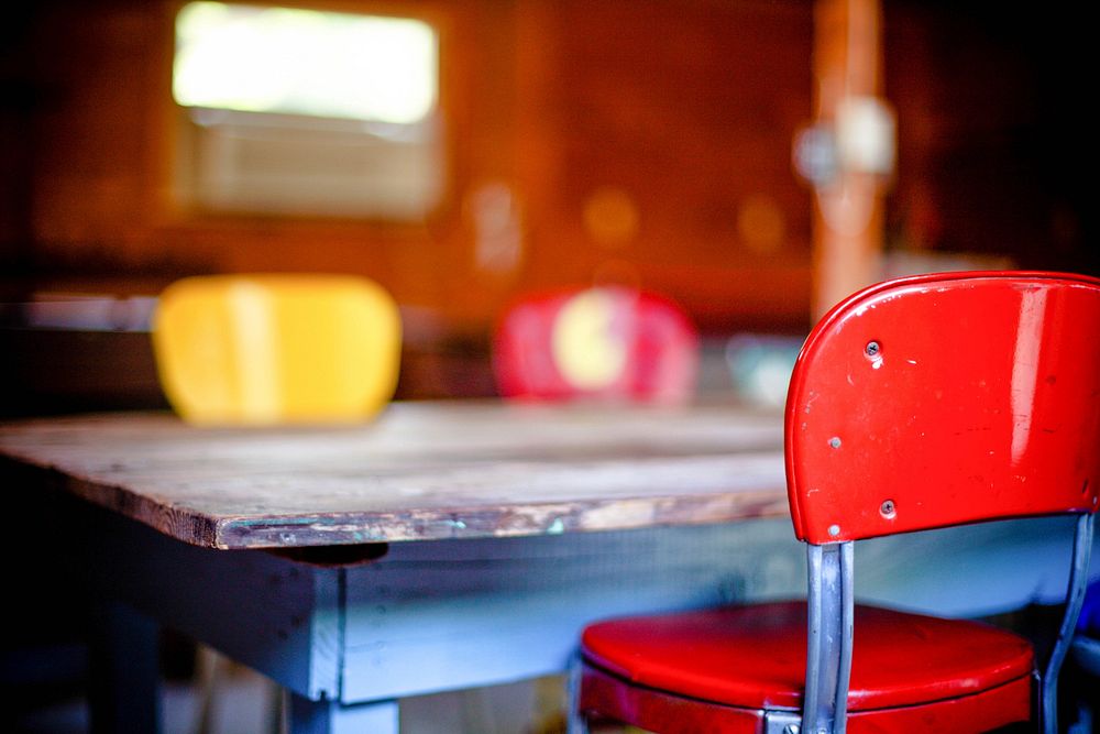 School classrom desk and chairs, free public domain CC0 photo