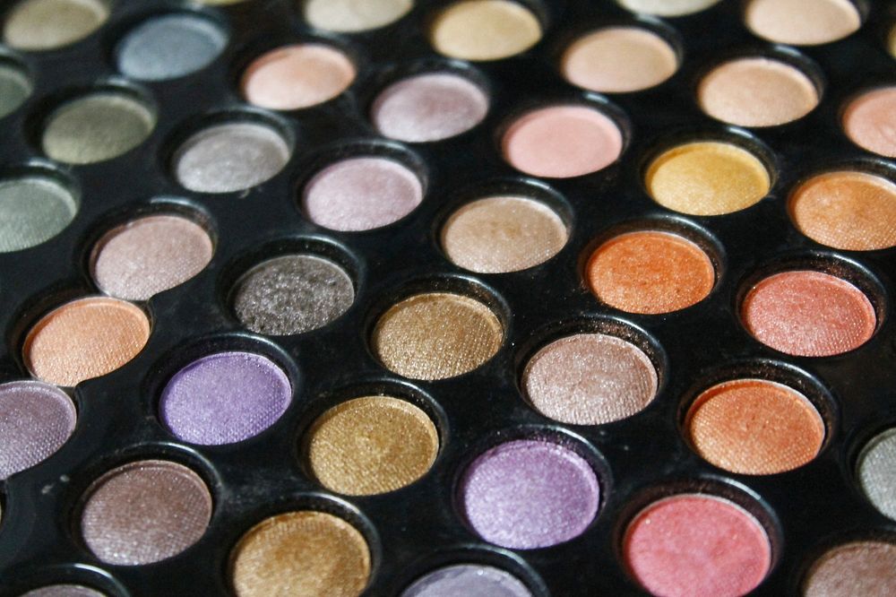 Cosmetics palette, make up close up, free public domain CC0 photo.