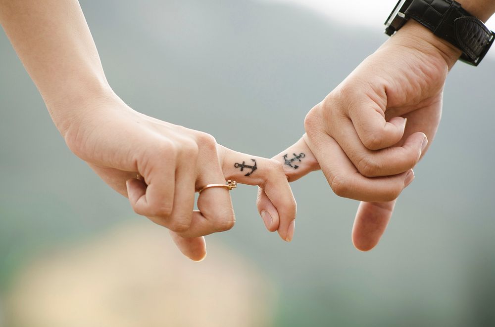 Free couple with matching tattoo image, public domain CC0.