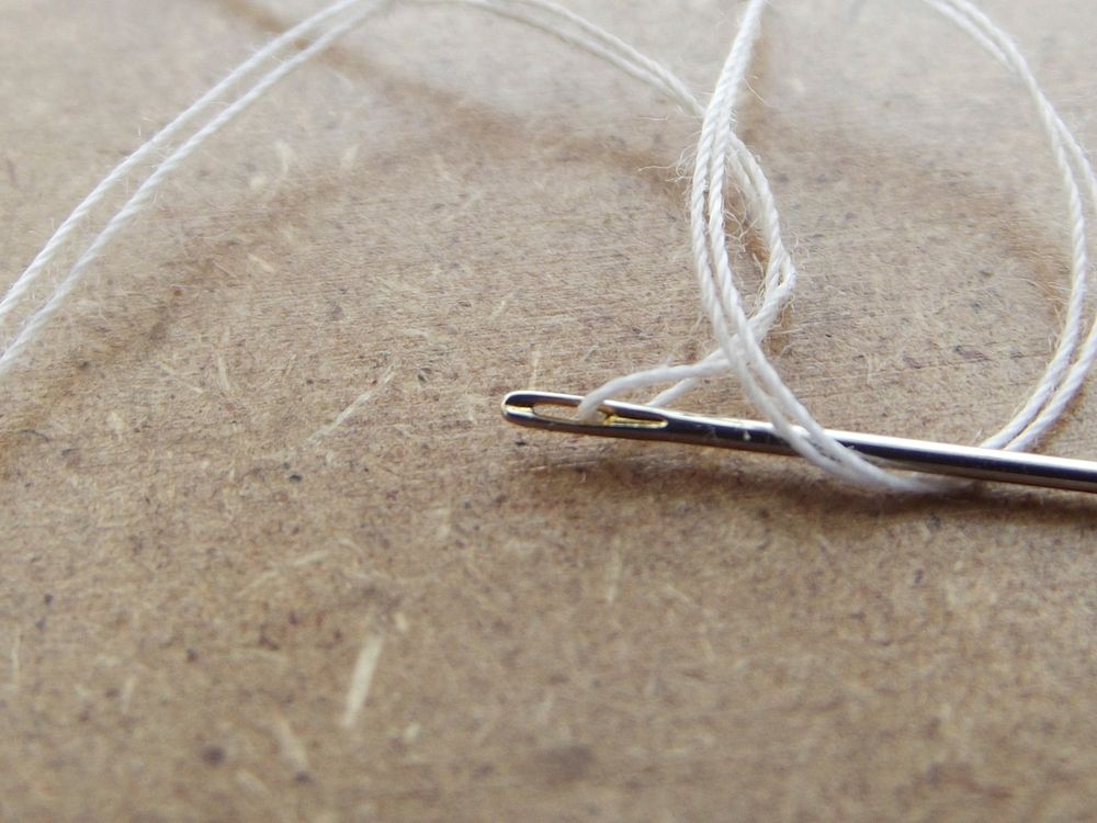 Free needle and string image, public domain tailoring CC0 photo.