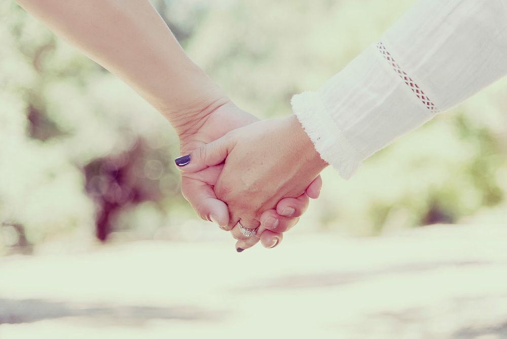 Free couple holding hand image, public domain CC0.