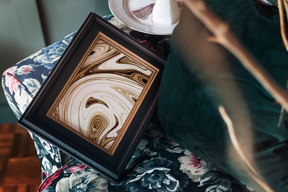 Picture frame mockup psd with fluid art image