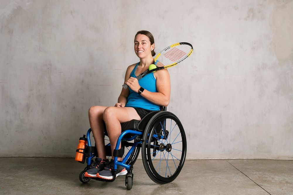 Female athlete in a wheelchair holding a tennis racket
