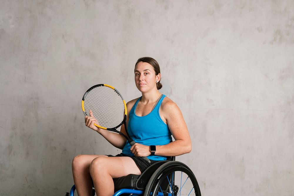 Female athlete in a wheelchair holding a tennis racket