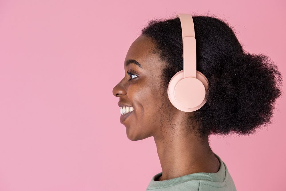 Woman wearing a pink headphones