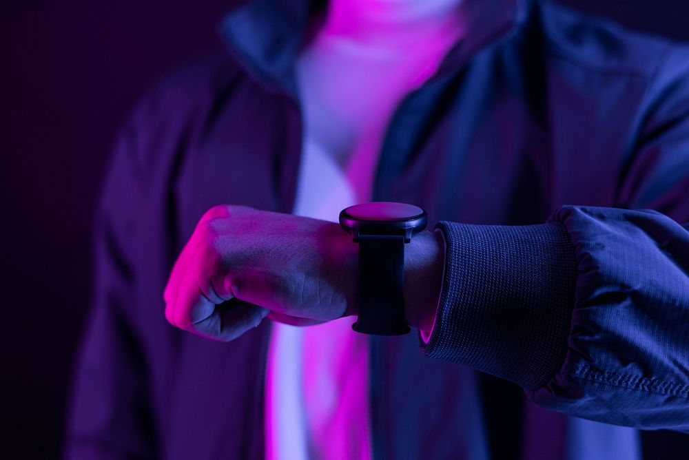 Man wearing a smartwatch wearable technology