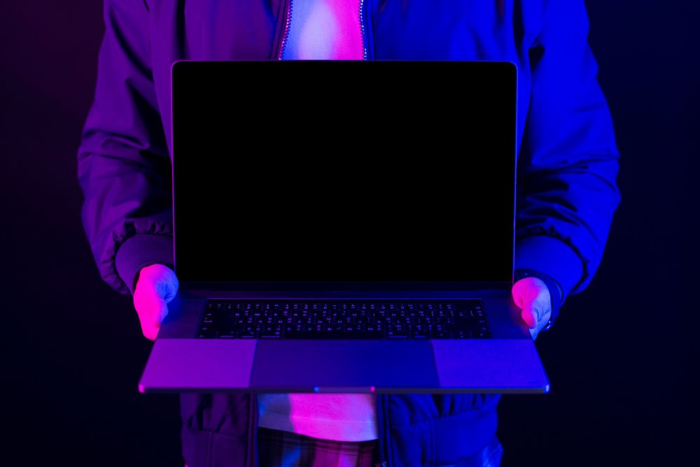 Man showing laptop screen psd mockup