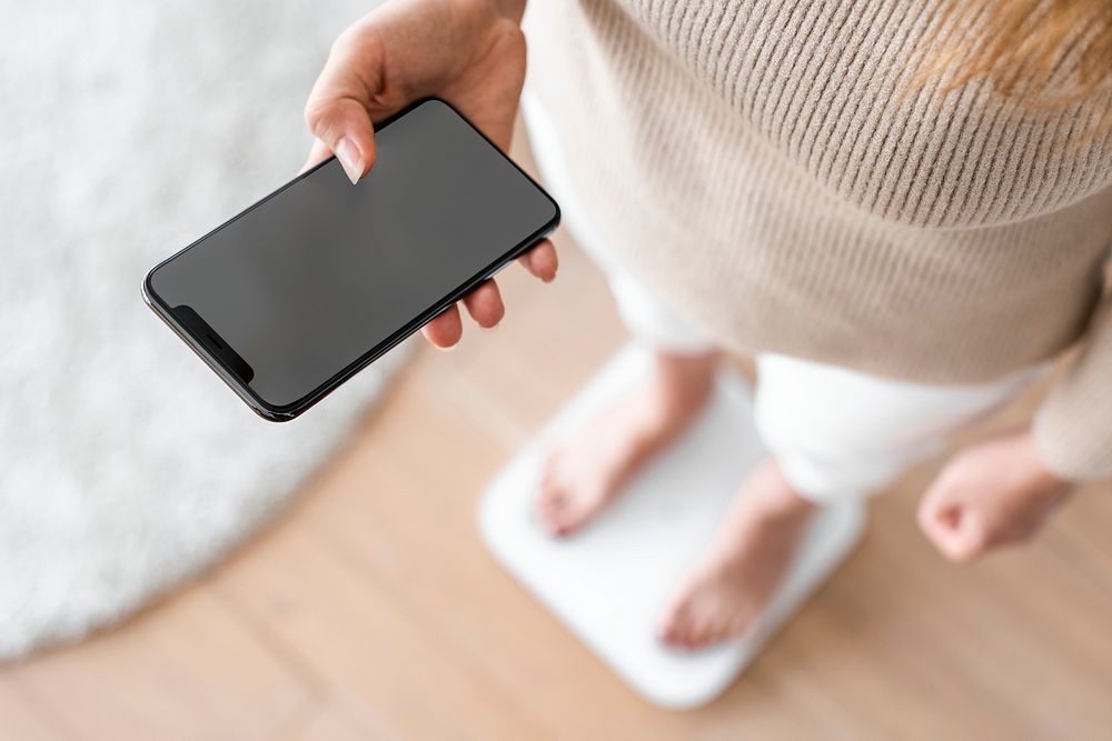 Smartphone screen mockup psd with smart weighing scale innovative future technology