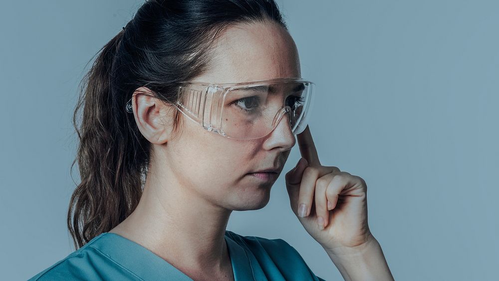 Transparent glasses mockup psd with female doctor