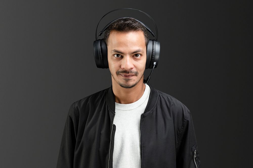Man wearing headphones mockup psd