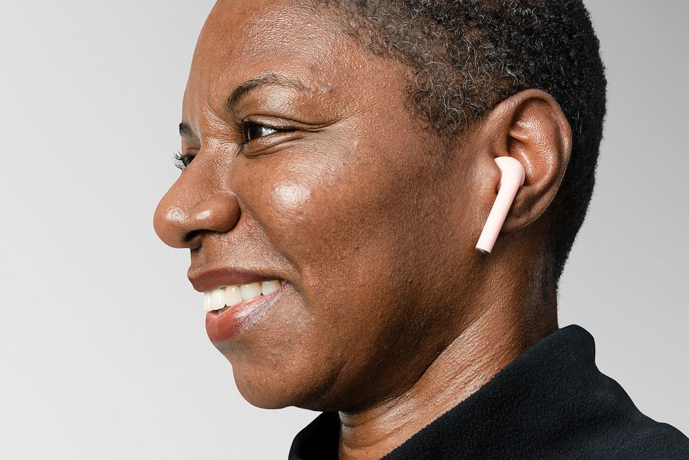 Woman wearing wireless earbuds mockup psd 