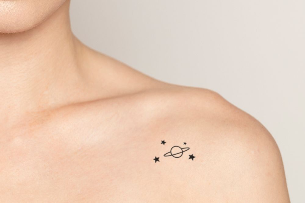 Collar bone tattoo mockup on woman psd