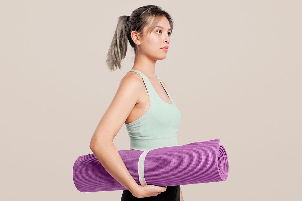 Active woman mockup psd holding a yoga mat