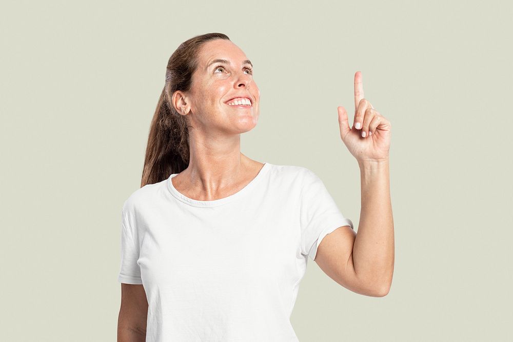 Female presenter mockup psd pointing finger up in the air