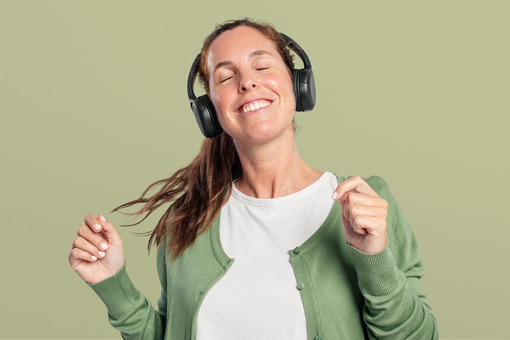 Woman mockup psd listening music | Premium PSD - rawpixel