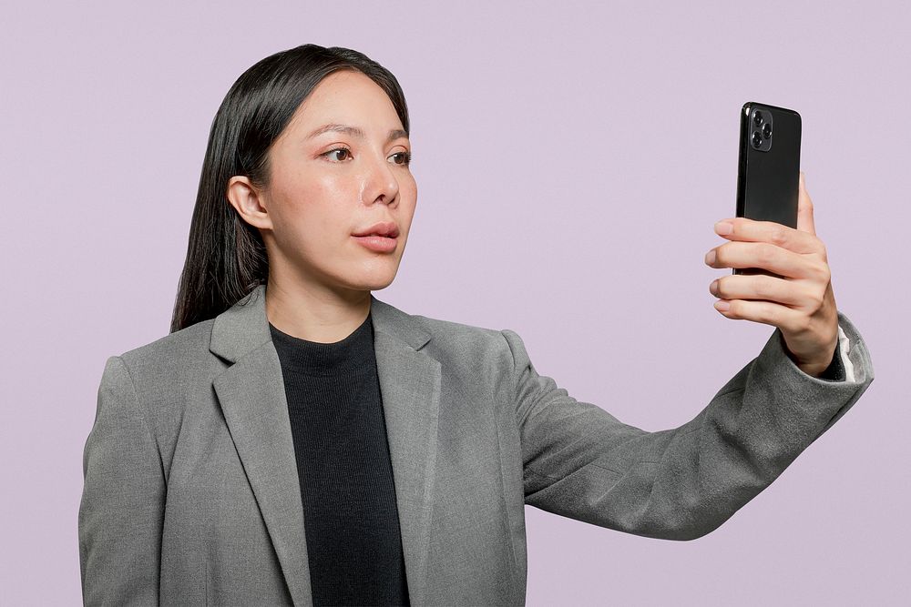 Businesswoman mockup psd using smartphone facial recognition tech