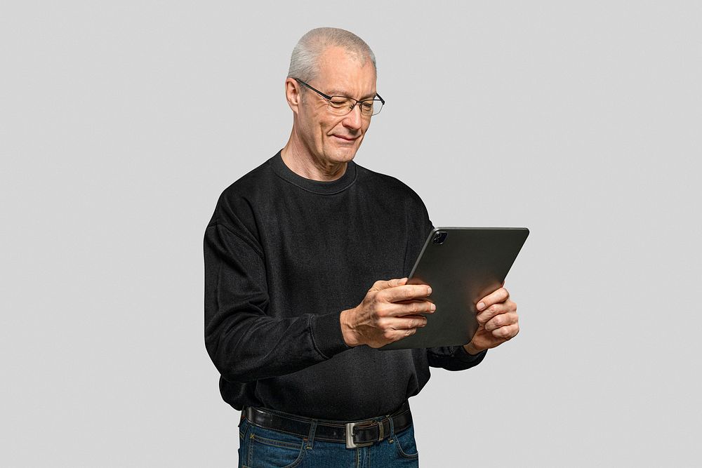 Senior man psd mockup using tablet