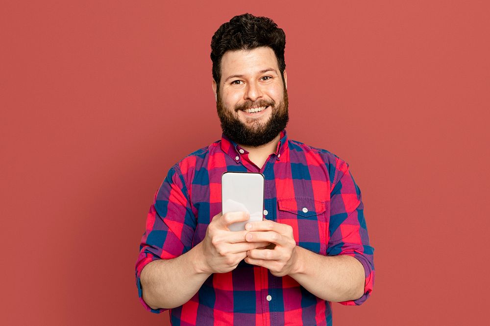 Bearded man mockup psd texting on smartphone digital device