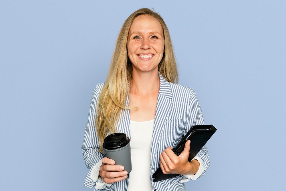 Businesswoman mockup psd holding coffee cup