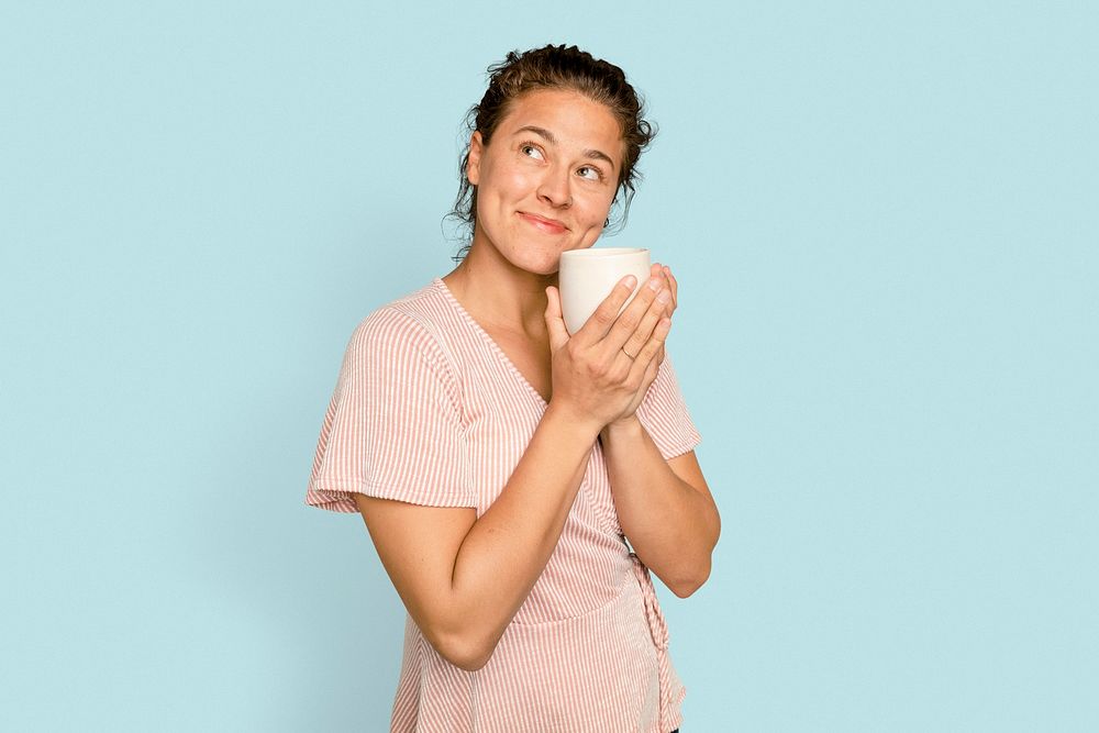 Woman mockup psd holding coffee mug