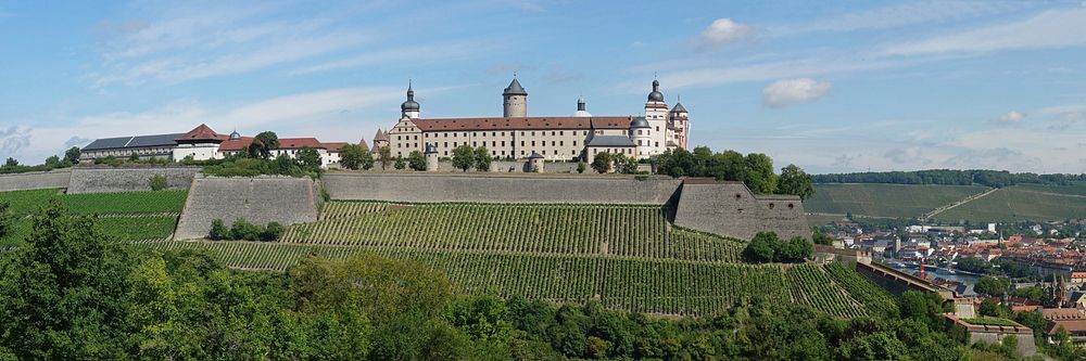 Die Festung Marienberg liegt oberhalb von Würzburg in Bayern.