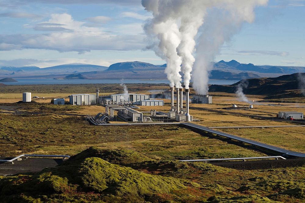 The Nesjavellir Geothermal Power Plant in Þingvellir, Iceland. Original public domain image from Wikimedia Commons