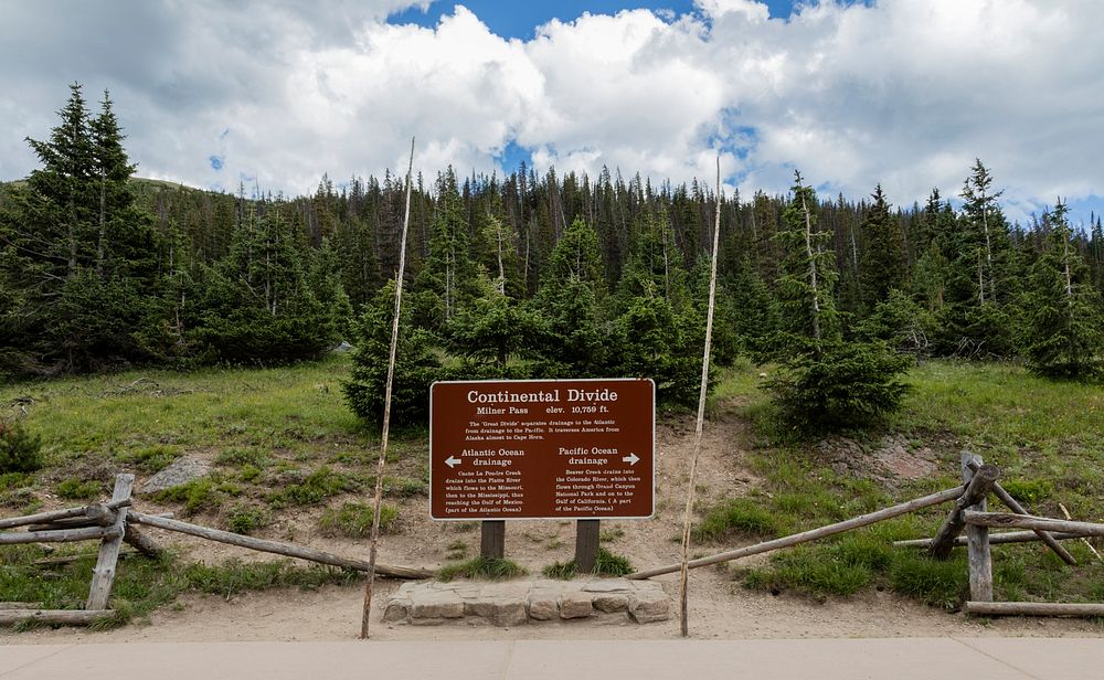 Continental Divide sign high in Rocky Mountain National Park in the Front Range of the spectacular and high Rockies in north…