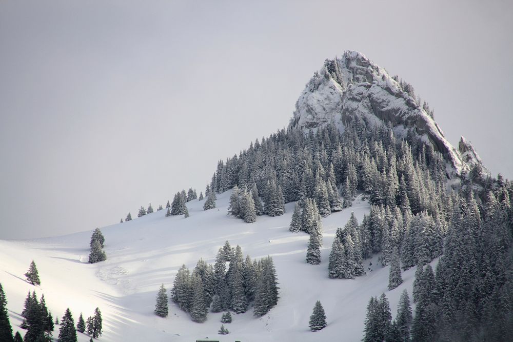 Dent du Chamois. Original public domain image from Wikimedia Commons