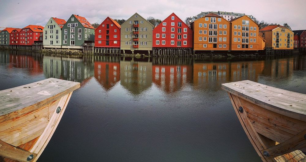 Trondheim, Noruega. Original public domain image from Wikimedia Commons