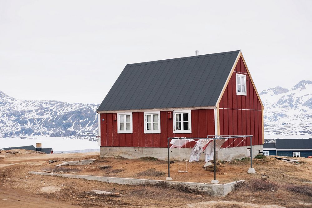 Casa em Tasiilaq. Original public domain image from Wikimedia Commons