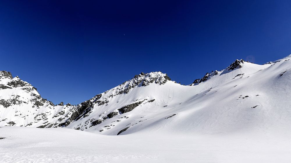 A snow mountain at a Queenstown ski hill. Original public domain image from Wikimedia Commons