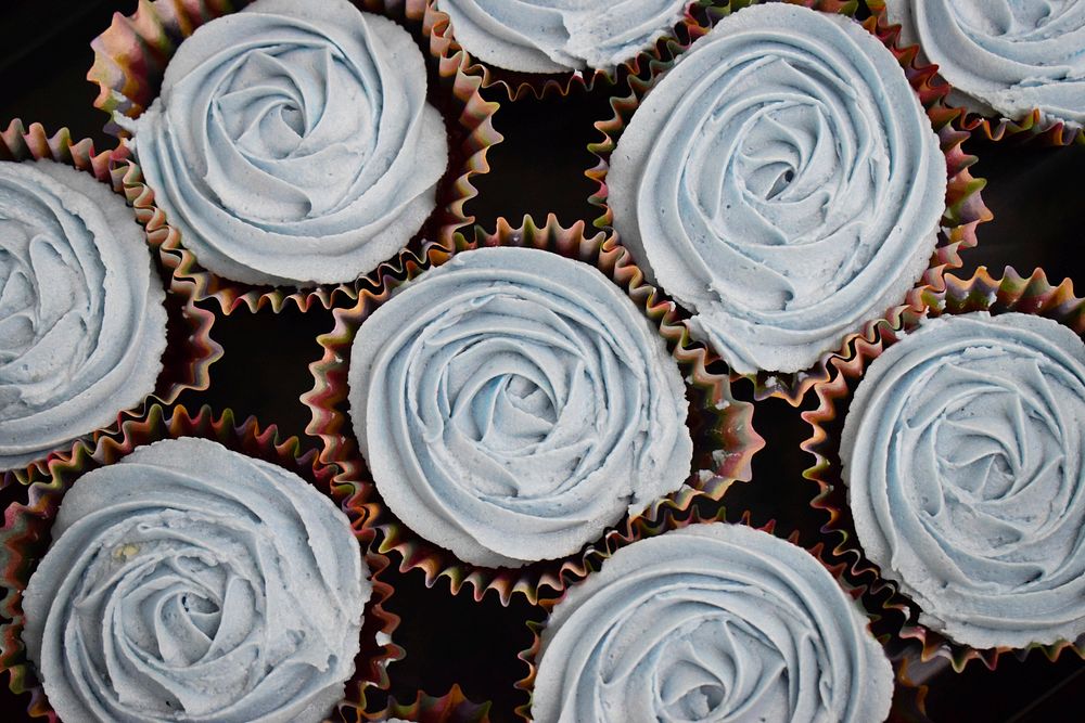 Cupcakes decorated with gray frosting to look like icing flowers. Original public domain image from Wikimedia Commons