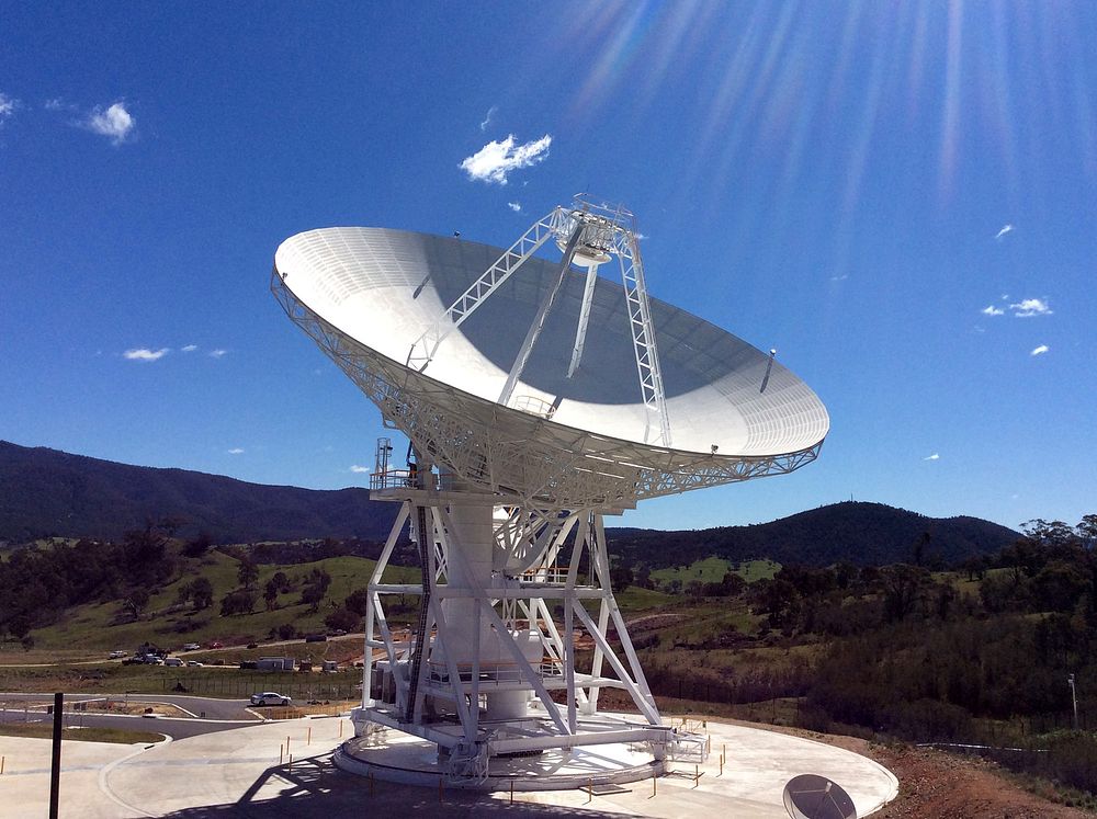 Free space antenna image, public domain radio telescope CC0 photo.