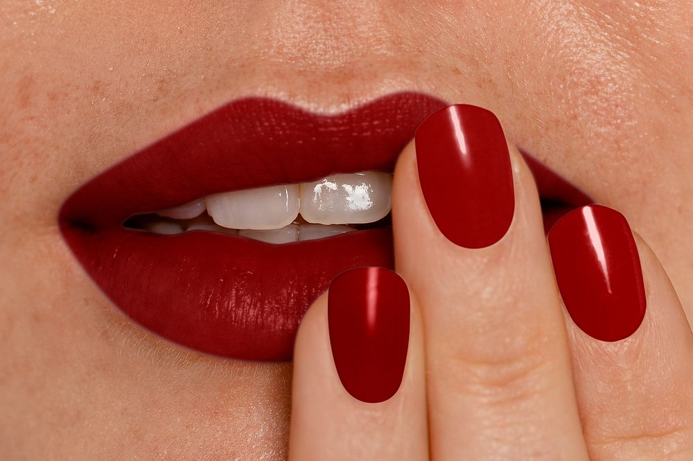 Red nails & lips, sexy manicure